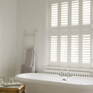 tier_on_tier_faux_shutter_bathroom_2014__920x608_q85_crop_subsampling-2_upscale